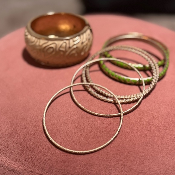 Elegant Gold and Green Bangle Set (7 pcs) - Picture 4 of 6